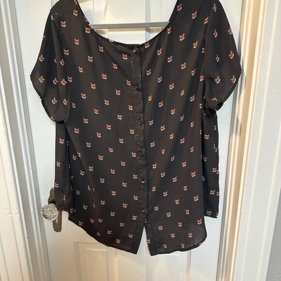 Torrid Gray Short Sleeved Blouse w/ Fox Print and Button Up Back-Size 1 - Picture 5 of 6